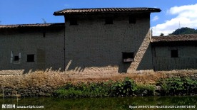 阳光斜照的黄泥砖古楼 延时摄影