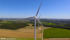 开阔壮观视野中的风力涡轮机