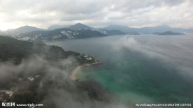 飞过模糊的海岸线