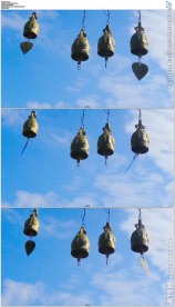 蓝色天空下的风铃