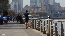 桥上的慢跑着和行人