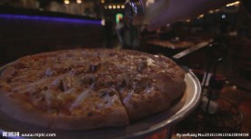 撒调味料的披萨