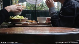 在咖啡馆用餐
