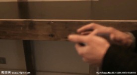 男人用他的智能手机