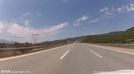 在高速公路上开车