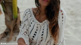 在海边穿比基尼的女人