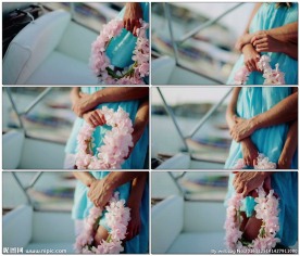 拿着花的浪漫情侣