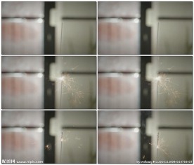 火柴点燃烟花棒