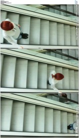 女士乘坐自动扶梯下楼