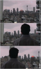 站在窗边看城市的商务人士