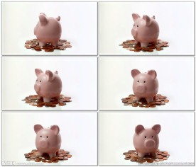 硬币堆儿上的储蓄罐