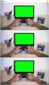 男人的手在笔记本键盘打字绿屏抠