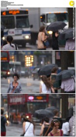 冒雨上班的都市人群