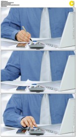 商人在笔记本上查看股票市场