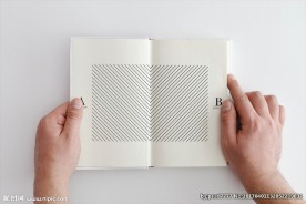 手翻开画册样机