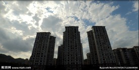 蓝天白云移动的城市风光