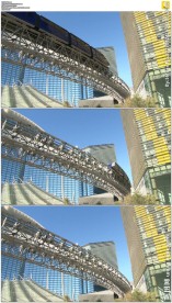 高铁列车经过大楼