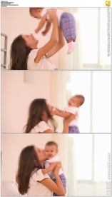 母亲在卧室举起孩子玩耍