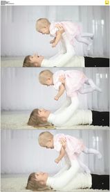 妈妈举起小女孩