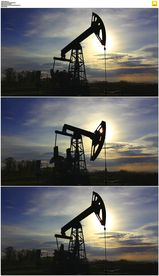 夕阳天空下的石油钻井