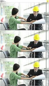 顾客和工程师交谈