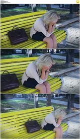 坐在长椅上难过的职业女性