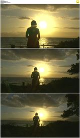女人海边看夕阳剪影