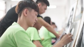 美术老师指导学生画画，美术教学