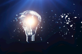 蓝色背景上爆炸的灯泡