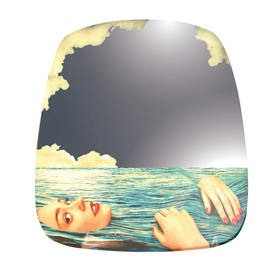 躺在水中的女人