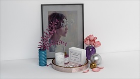 浴室里的装饰花卉