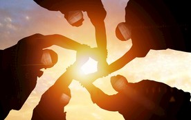 带口罩的对抗疫情青年