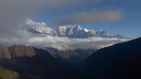 雪山高原云雾缭绕
