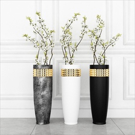 一组美丽的花卉花瓶