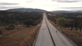 骑摩托车骑自行车的人的鸟瞰图