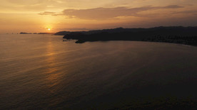 太阳落在平静的海滩