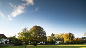 英国村庄房屋上方的天空