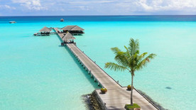 绿松石海的岸上码头