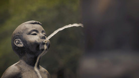 一个孩子的形状的喷泉