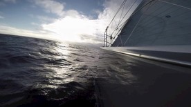 海中航行的小船