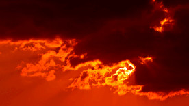 傍晚暗红色的天空