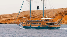 河上航行的游艇