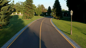 骑自行车行走在公路上