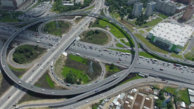 曲折的城市中的道路