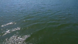 无人机飞过湖面