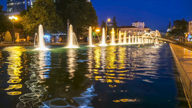 夜晚时间流逝的喷泉