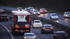 高清傍晚城市街道穿梭的车流