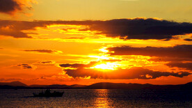 小渔船穿越日落