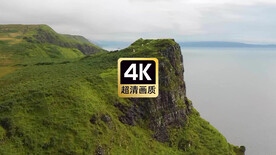 航拍悬崖边上吃草的羊群