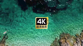 航拍碧海云天上游泳划船的人